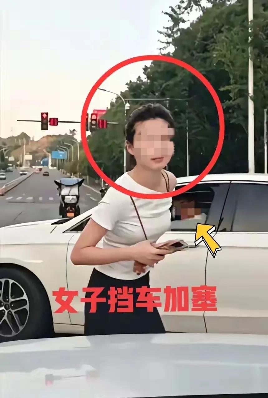 重庆女子拦车加塞吐口水事件，今天晚上她的男友要一个人睡了，因为她今晚要在拘留所过