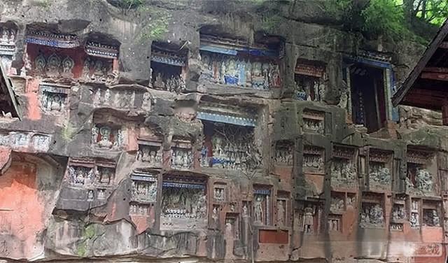 1914年3月31日，四川巴州南龛山石刻，整面崖壁被密密麻麻的佛龛填满，大小不一