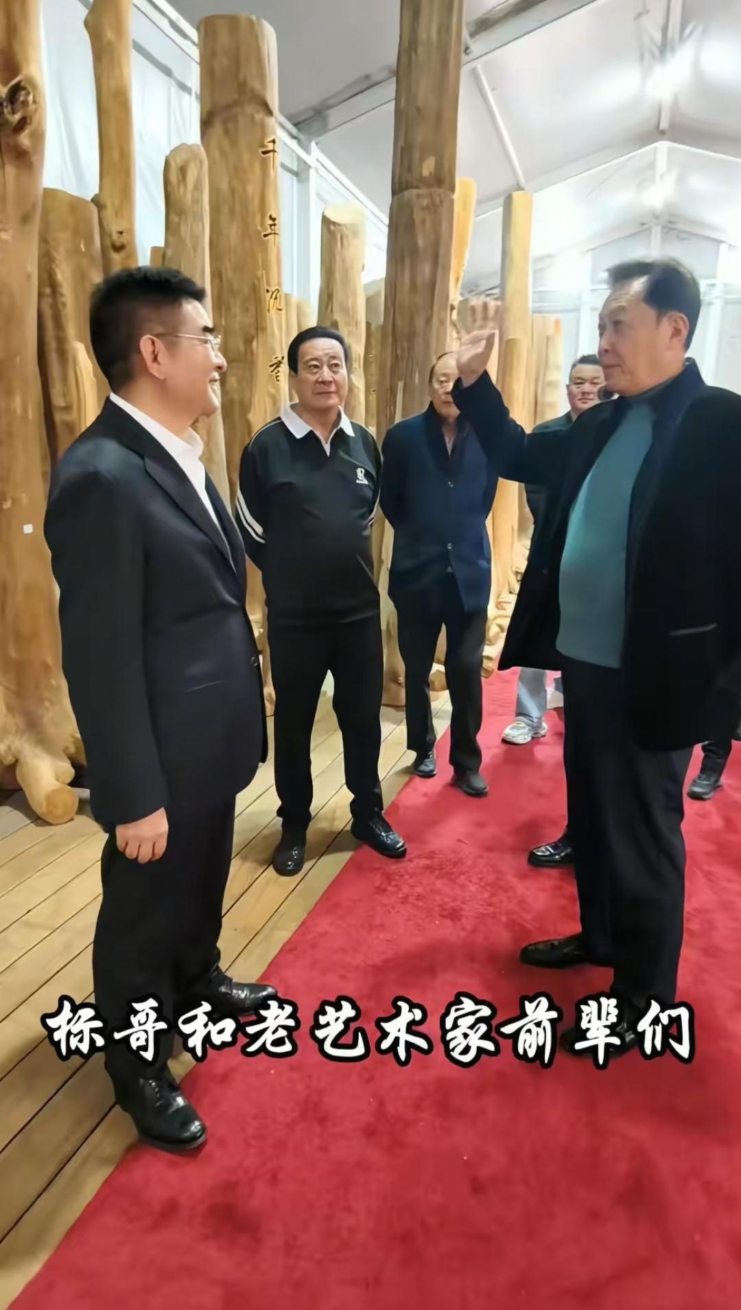 陈光标带着老艺术家们去参观自己的公司了，这些老艺术家们在江苏被标哥邀请了。这