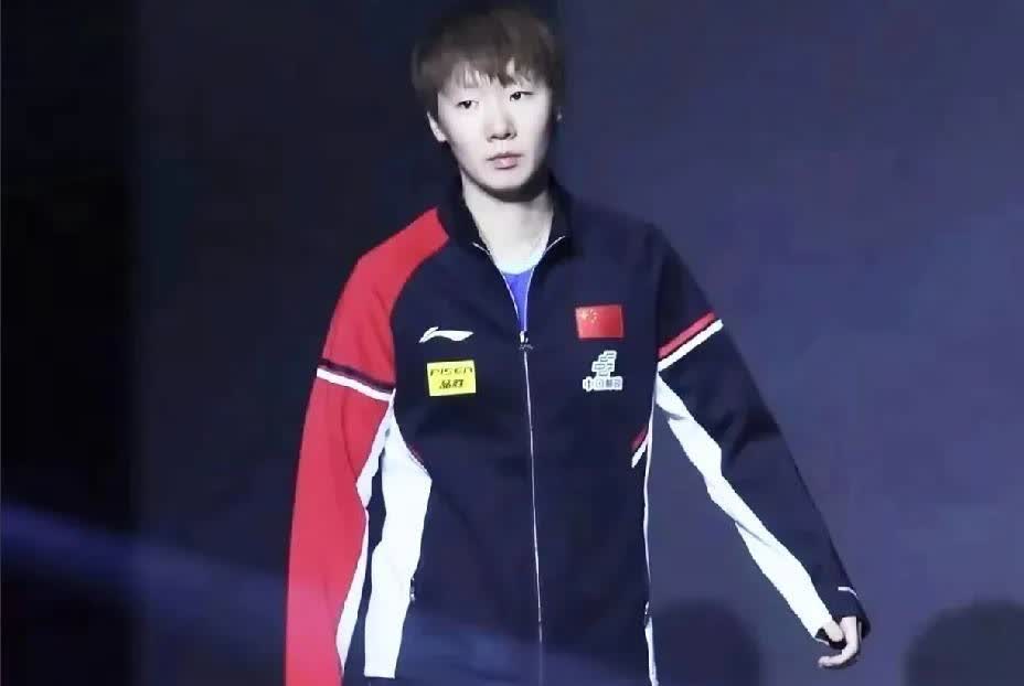 炸了！横滨冠军赛球台又出幺蛾子，国乒这次能躲过一劫吗？上次美国大满贯，就因球