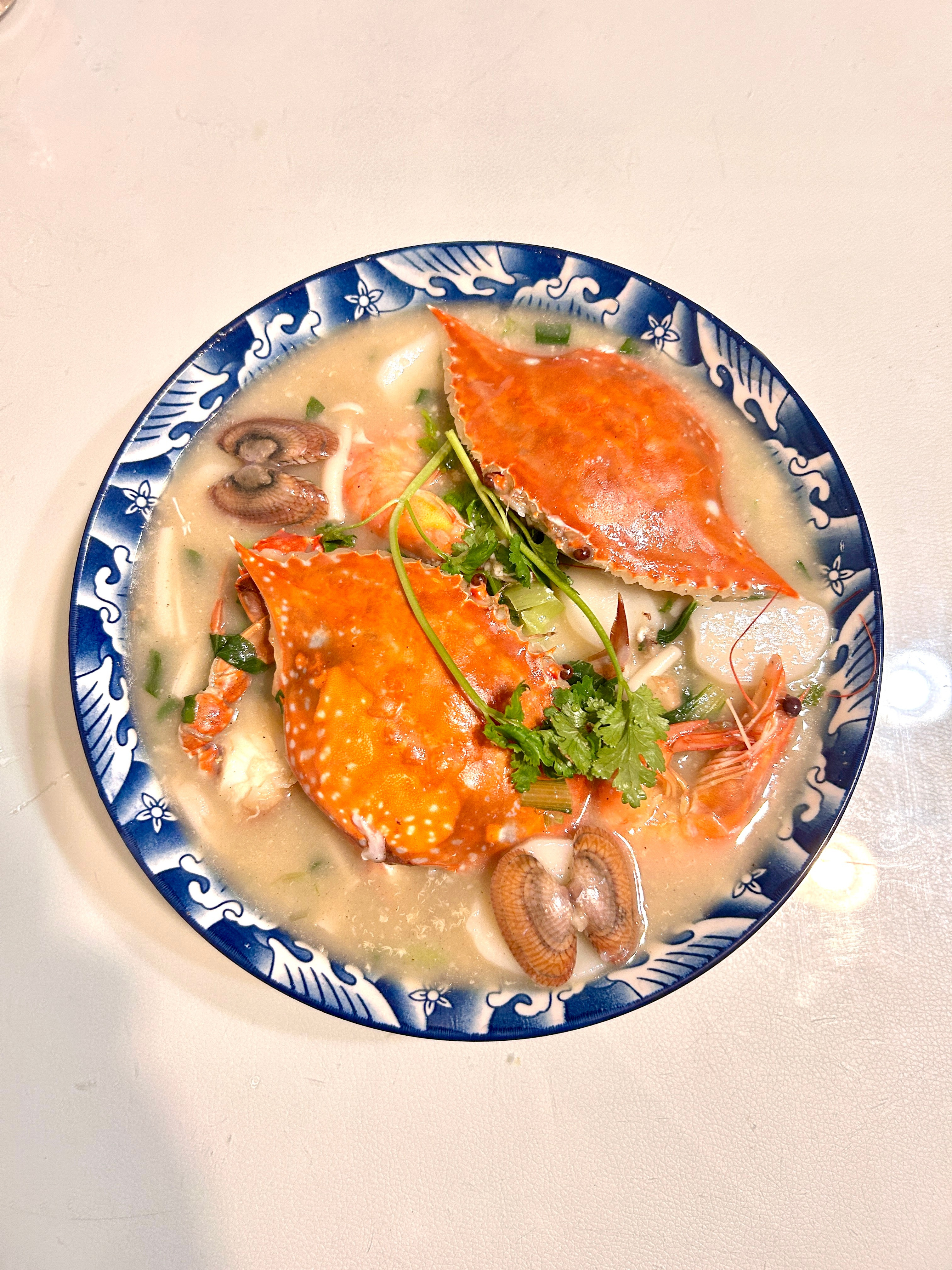 今天的晚餐：豪华梭子蟹年糕，放了肉糜🐷、海鲜菇🍄、梭子蟹🦀、贝类🐚、虾?