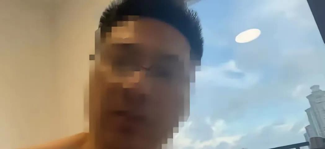 一男子说想念远嫁的女儿，特意坐了一晚上车2000多公里，带了家里的土鸡、土鸡蛋，