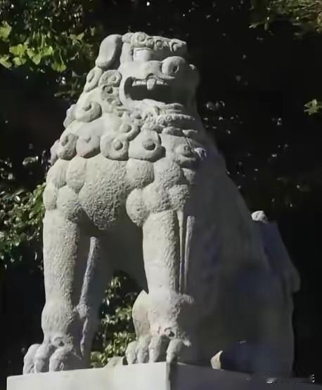 那对静立在靖国神社门前的石狮子，它们不应镇守鬼社，而应该回到故乡中国的土地！