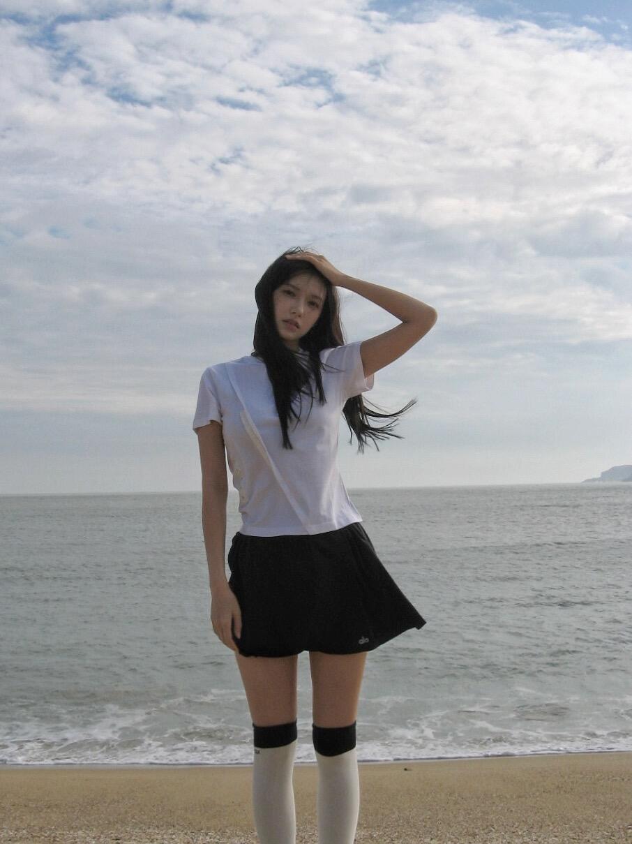 程潇海边游玩，小短裙随风摇摆，纯欲迷人的少女让人心动！