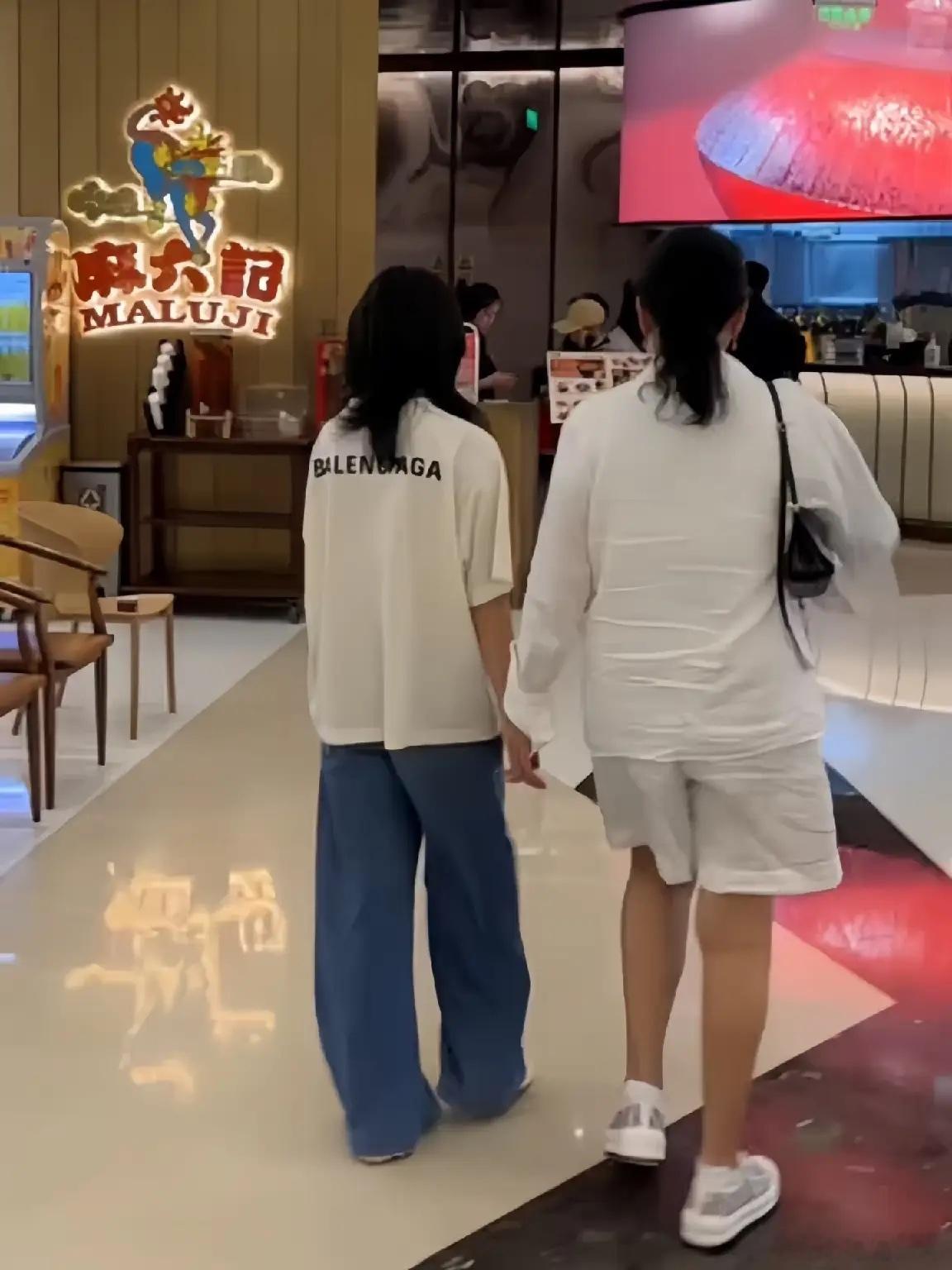 张兰带小玥儿，到自家餐厅吃饭！这孩子的身高，快赶上奶奶了，她现在才12岁，每次看