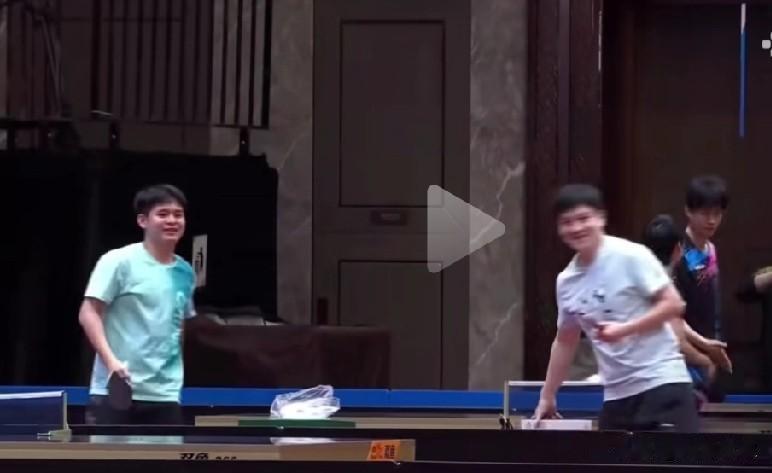 太棒了！樊振东给小石头上课了！国乒反手打法终于有传承的！当年张继科教了樊振