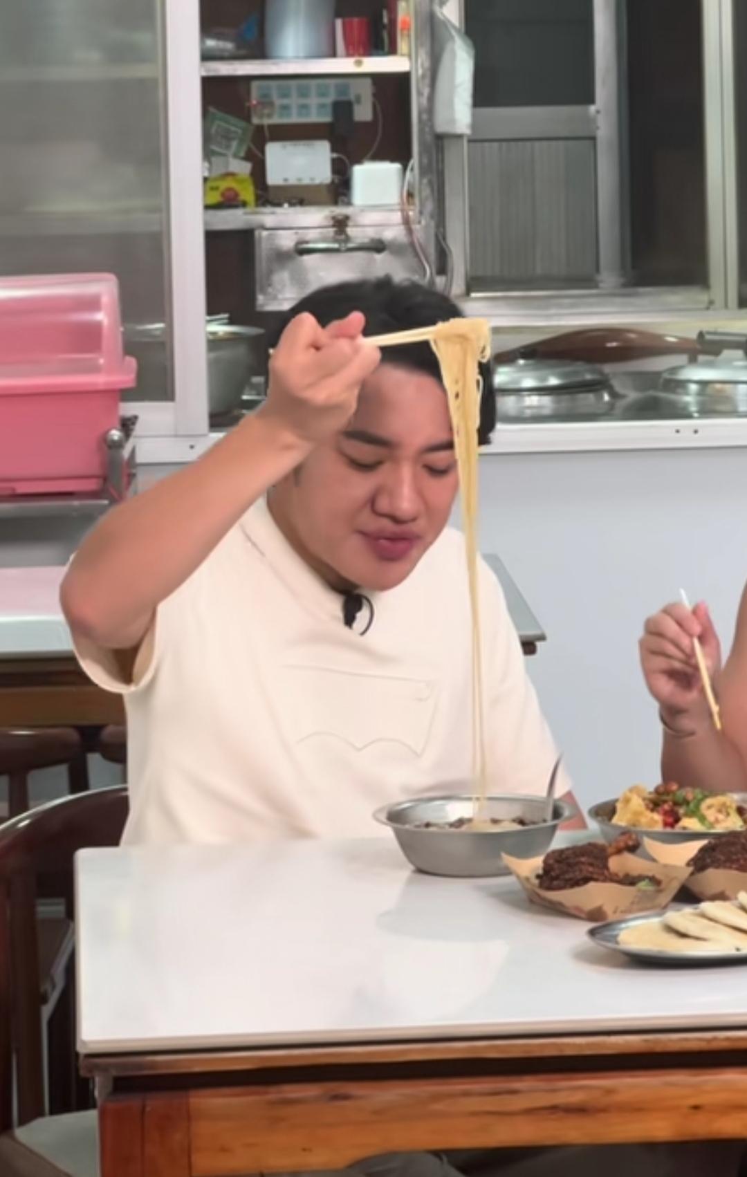 明星的排场有多大，香港艺人王祖蓝，在饭馆吃个饭，把其他食客都赶走了。王