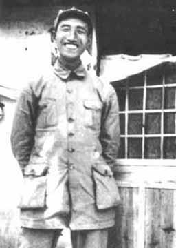 1931年，徐向前骑马经过一堆尸体，这时，他发现一具尸体动了一下，就让人把他救起