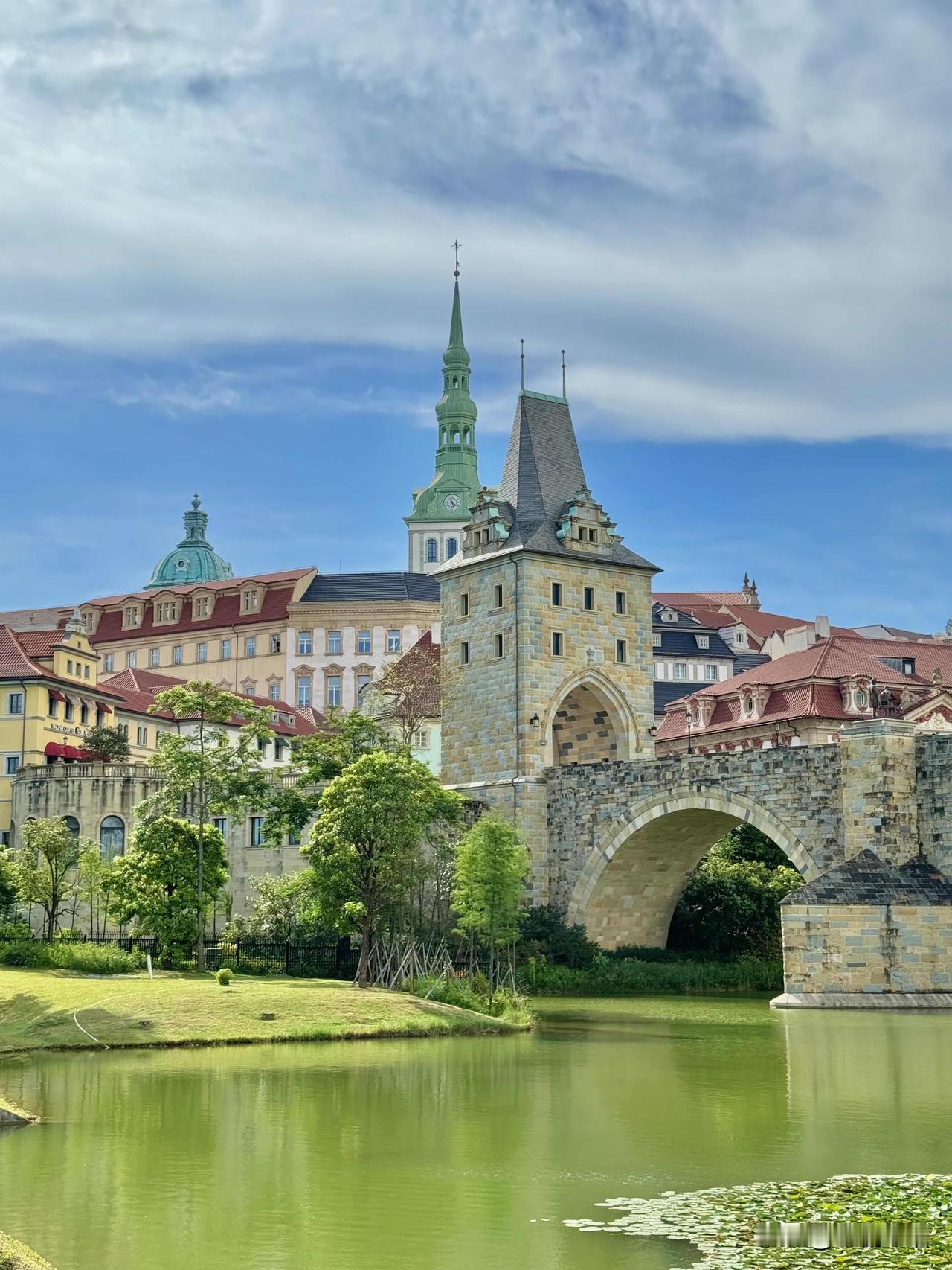 东莞松山湖才是秋日治愈天花板🌿秋风把阳光揉碎在湖面，波光粼粼的样子，温柔