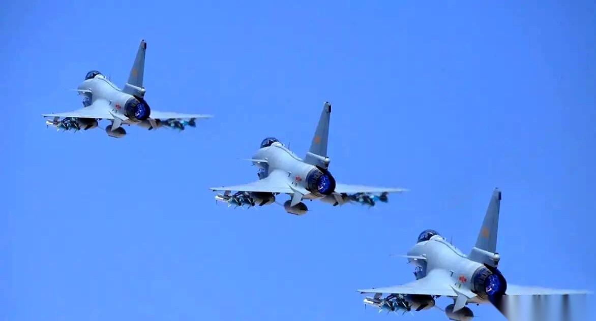 我跟你讲,这事儿就有意思了。前脚,咱们的歼-10几乎是贴着海面飞过去,轰-6K