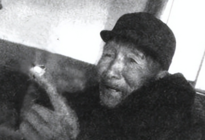 1943年，八路军缴获了两挺新机枪，却苦于没子弹，几天后，一个农民拉来一辆粪车，