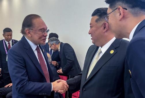 两国还在断交中？没关系，机会难得先握个手再说。这外交场面可太有意思了！马