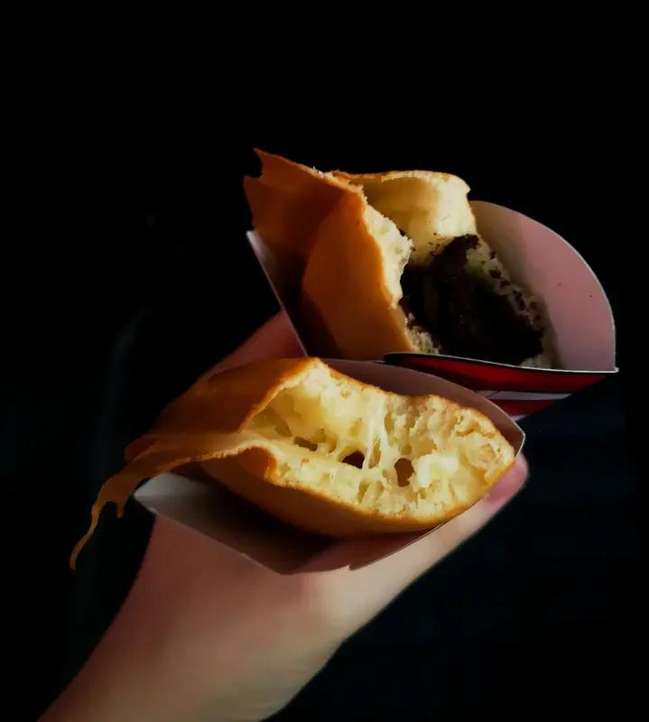 周末必须用美食治愈自己！今天我就晒两款让我停不下来的美食。先说说麻薯肉松蛋烘糕