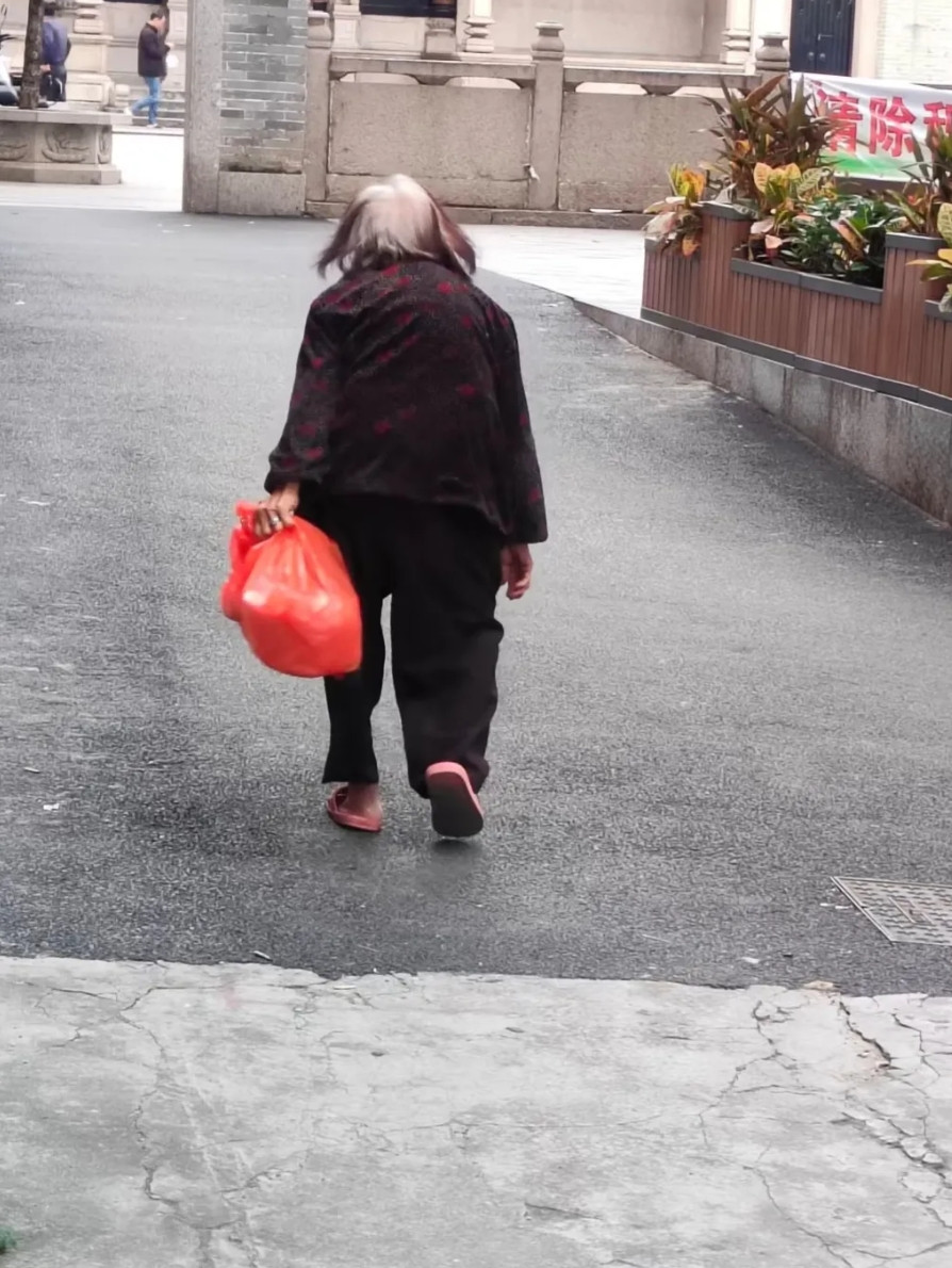 “前夫走了一年多，我今天开车回老家办事，在路上碰到前家婆，她身上的衣服又破又烂，