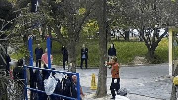 近日，北京丰台花园，一位六旬老人在做完14个单杠大回环后，突然头部歪斜四肢脱力失