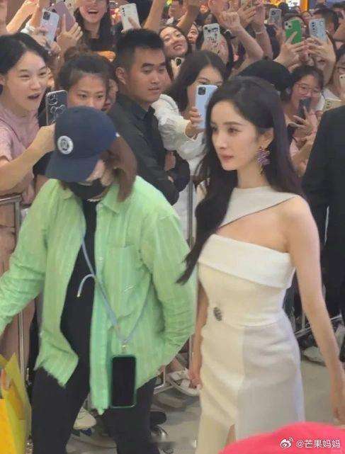 杨幂的绝杀是生图，这个优越侧颜和身材杨幂