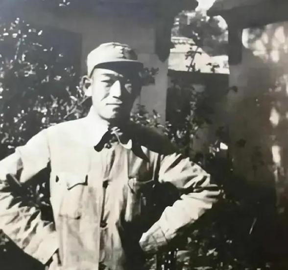1941年，八路军侦察员刘锡坤外出执行任务，晚上借宿在一个地主婆家中，地主的儿媳