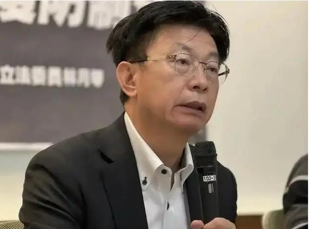 国民党炸锅了！女战神一上位就开撕，赖清德连夜删视频台北街头便利店电视正循环播