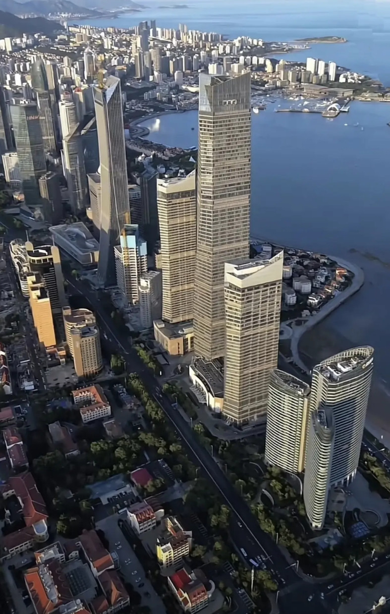 都说青岛是镶了金边的城市，海边的高楼大厦耸立一排排，像是青岛的项链。当你真正走