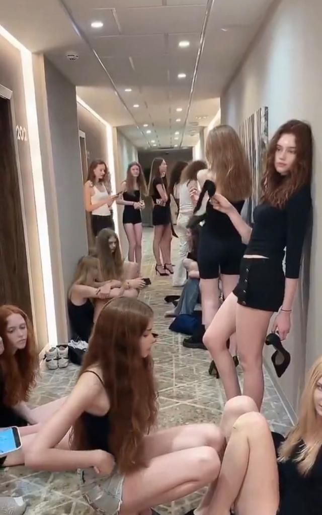 俄罗斯男人被征兵送去前线，俄罗斯女人却去欧洲美国选美！一个国家真正的危机，往