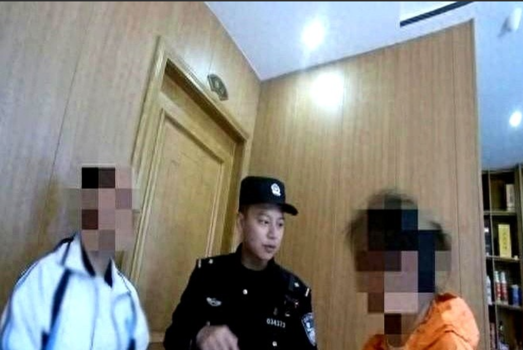 “防不胜防！”四川广元，一母女俩在餐馆就餐时，菜都上桌一小时了，两人竟迟迟未动筷