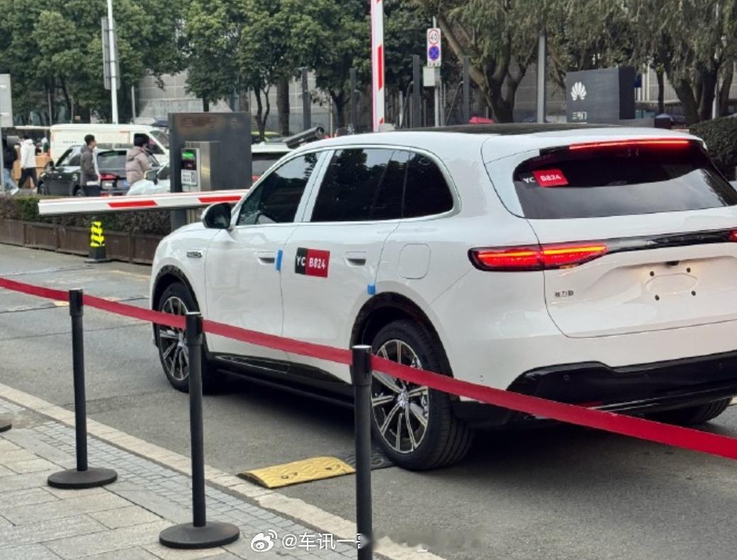 全新问界M6的实车图曝光尾灯采用了贯穿式设计总感觉整车挺像卡宴的