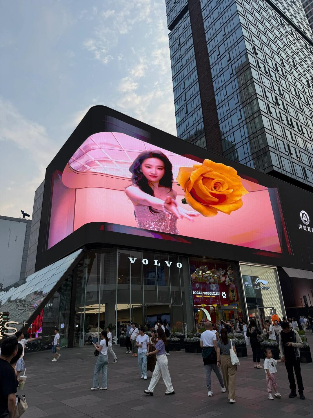 如果我拿出刘亦菲这张大屏图，阁下如何应对？​​​​