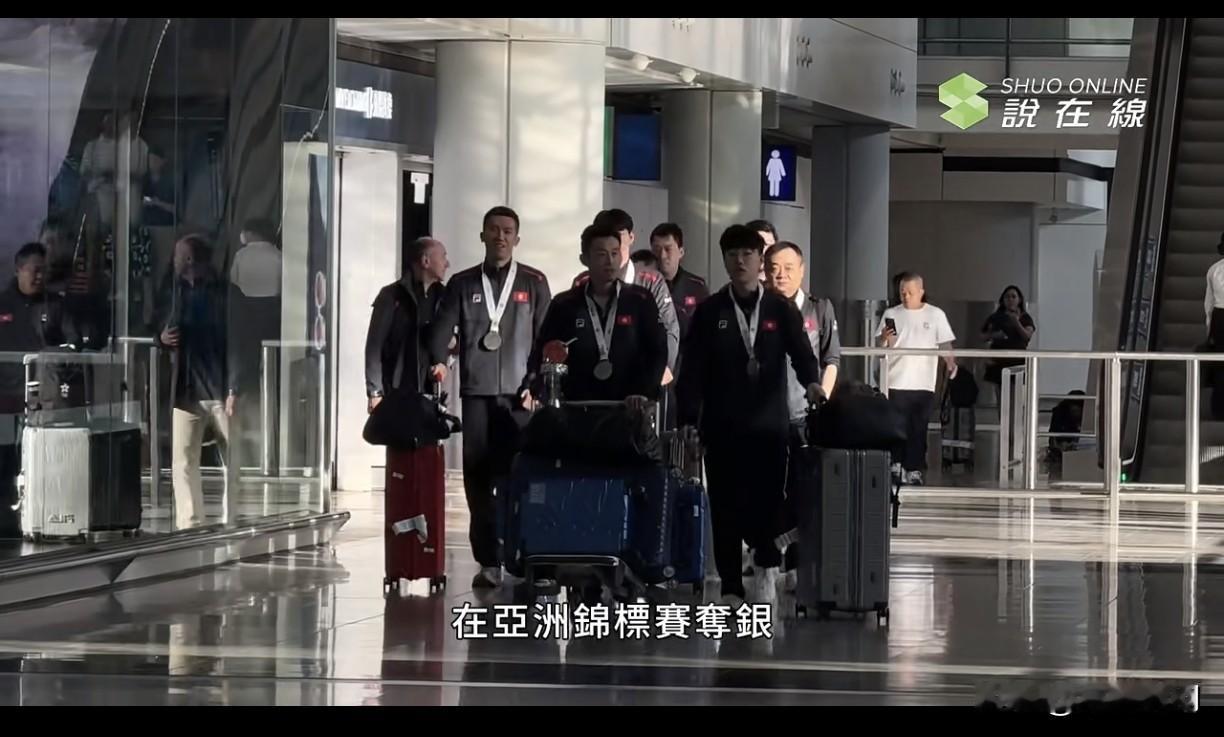 笑死我了！咋和瑞典男双冠军一个展手法[大笑]港队又来了，不仅把奖杯🏆明晃晃