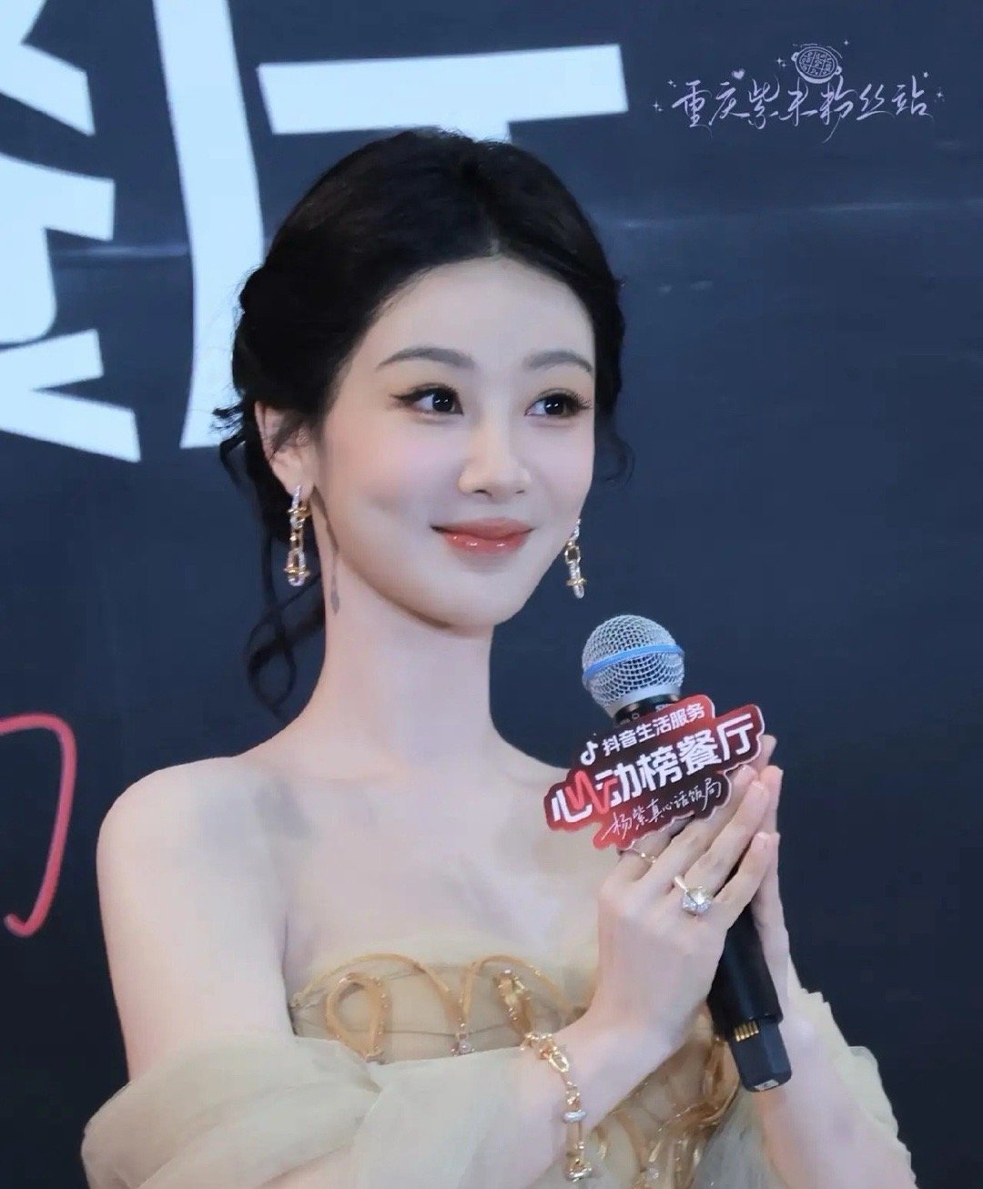 大家发现没有，杨紫自从拿下白玉兰视后就变了，不是她有了新的恋情，也不是演技有什么