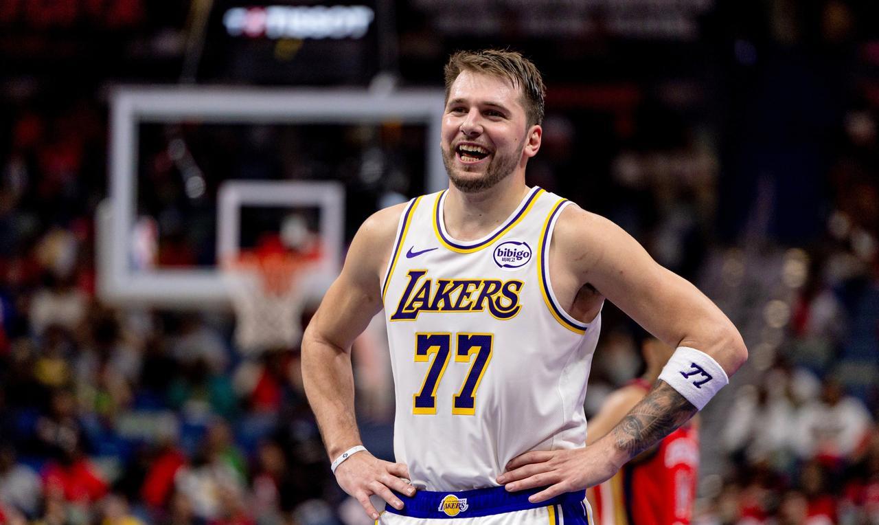 东契奇抡完里夫斯抡，里夫斯抡完詹姆斯抡。洛城德比，撑了3节的快船，第四节被打崩