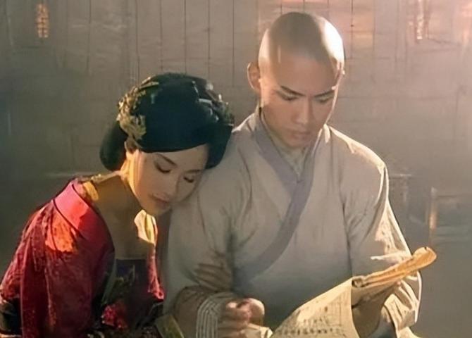 乾隆年间，一位和尚和尼姑私通，被地保绑送至官府，按照律法应被杖刑100下，并佩戴