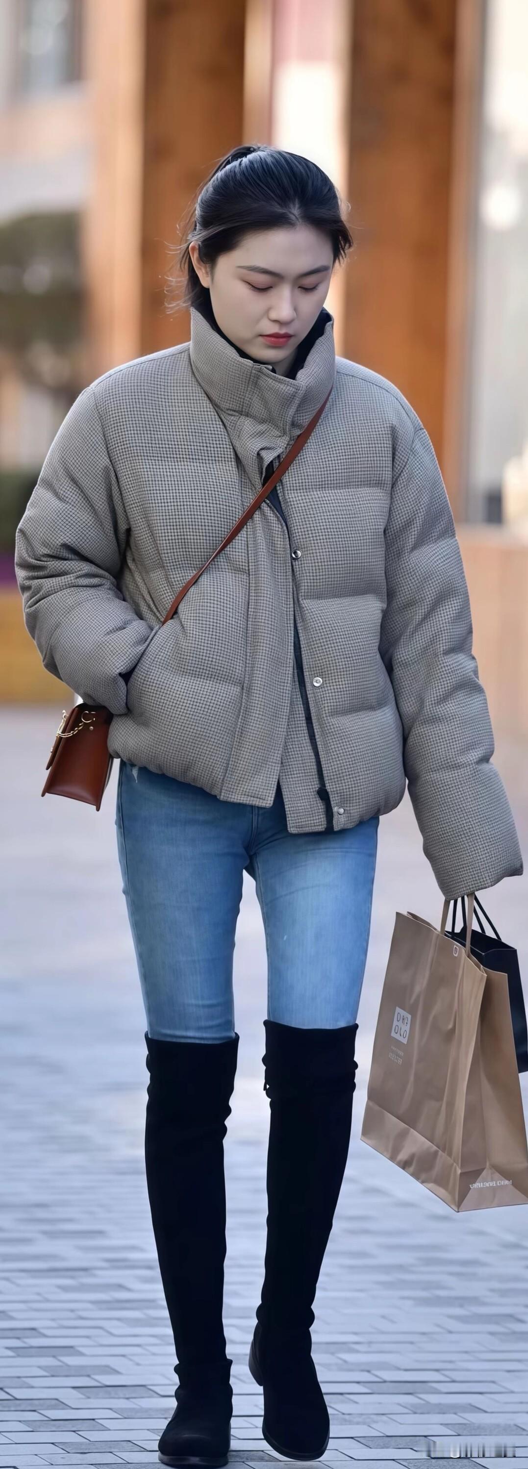 格纹短款羽绒服+蓝色牛仔裤，搭配黑色过膝靴，简约又保暖，日常出街这样穿，利落又显