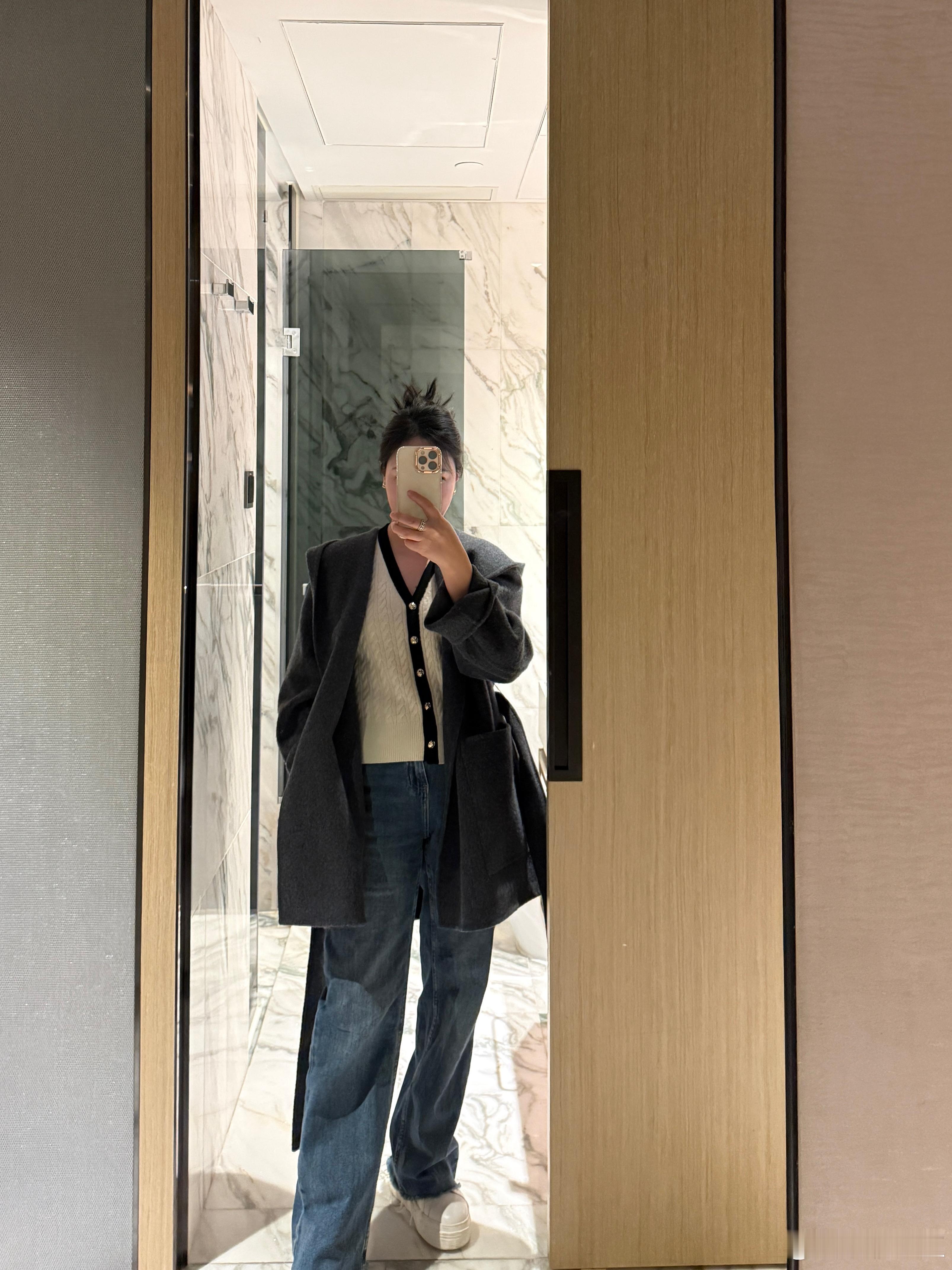 香港太冷了，没有带衣服，除了金手链，富婆姐妹还给我买了件羊绒大衣，祝福姐妹们都能