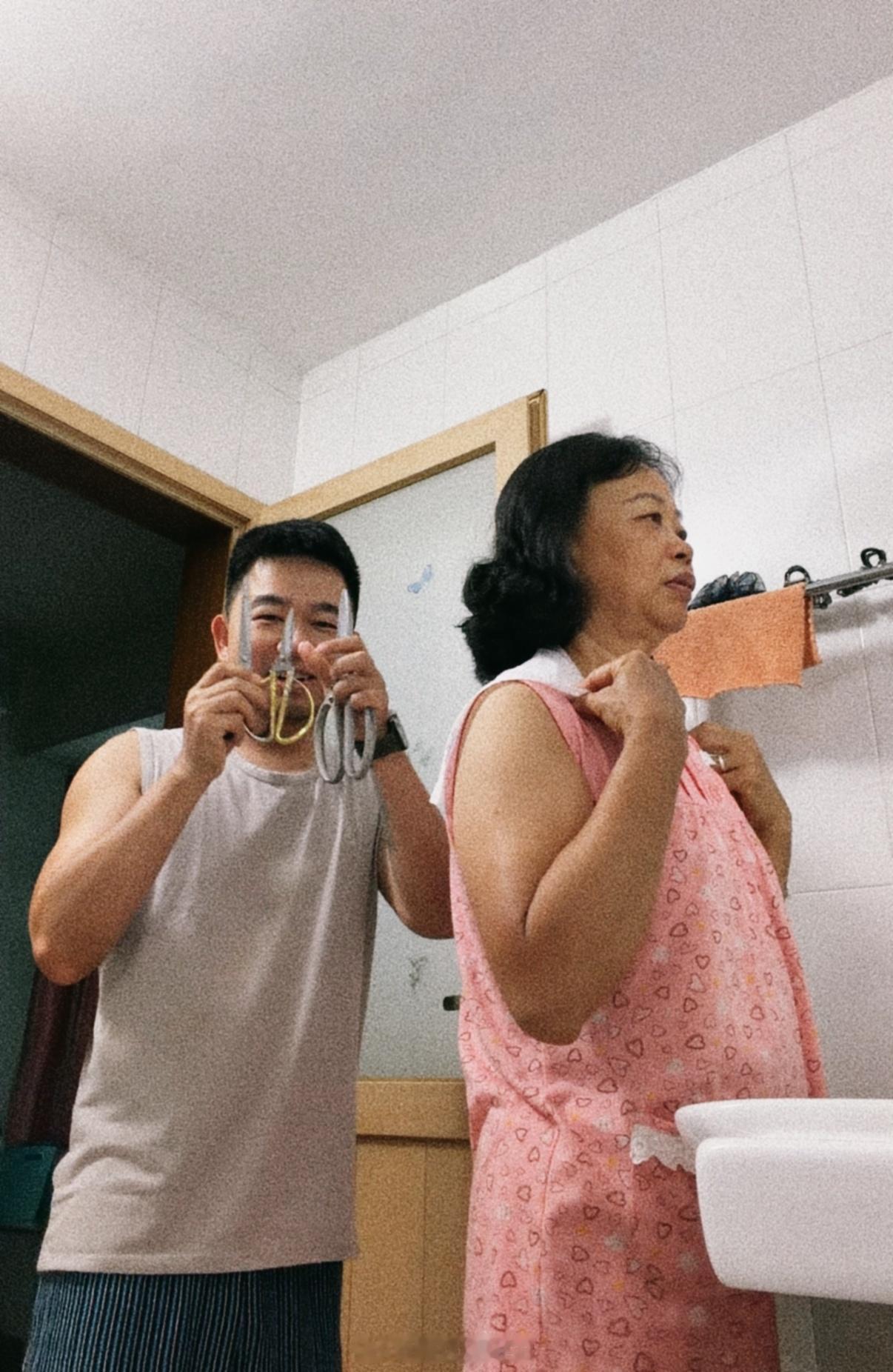 清晨六点半，熟睡的胖师傅被老妈拎起来用厨房剪刀帮她剪头发​​​