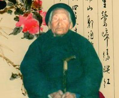 1941年，一位老妇人请“汉歼”侄子吃饭，突然压低声音道“孩子，给我弄300发子