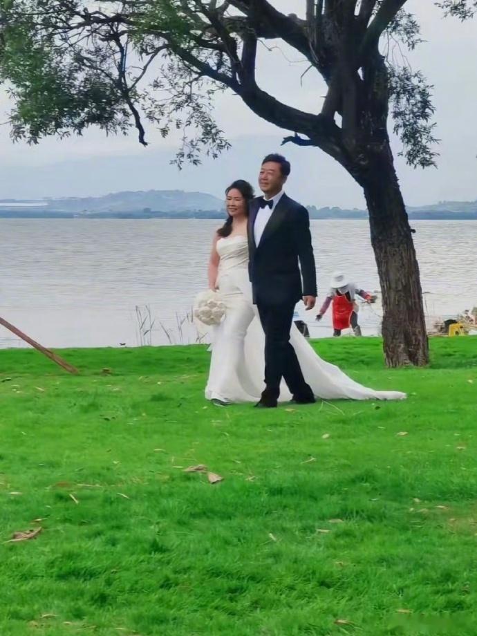 偶遇郭涛一家大理拍婚纱照有网友偶遇郭涛一家在大理湖畔拍摄婚纱照，好幸福哦~