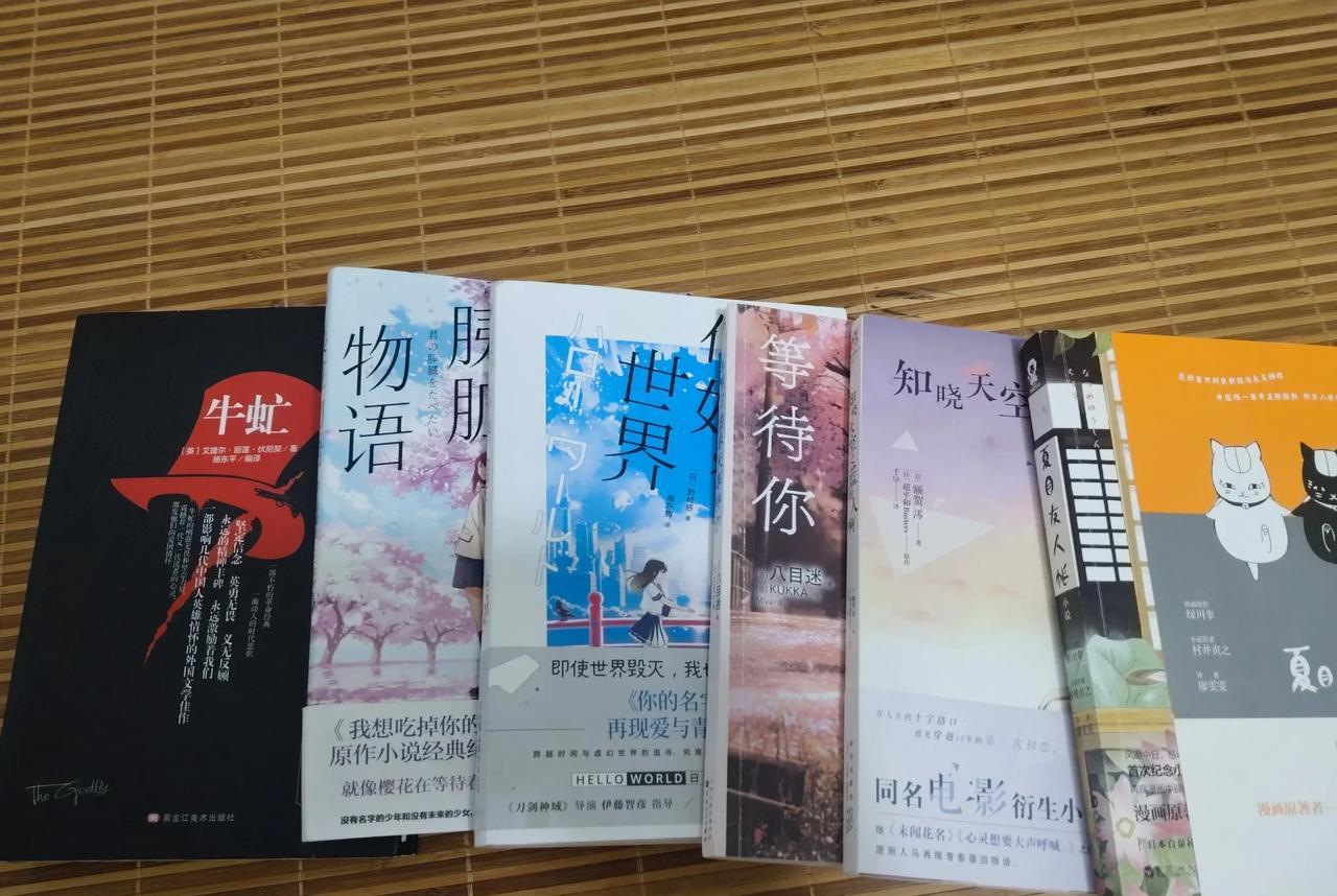 熊孩子今晚过来，先把猫咪抱着逗了一会；然后我跟他两个人配合帮猫咪做了驱虫，内服加