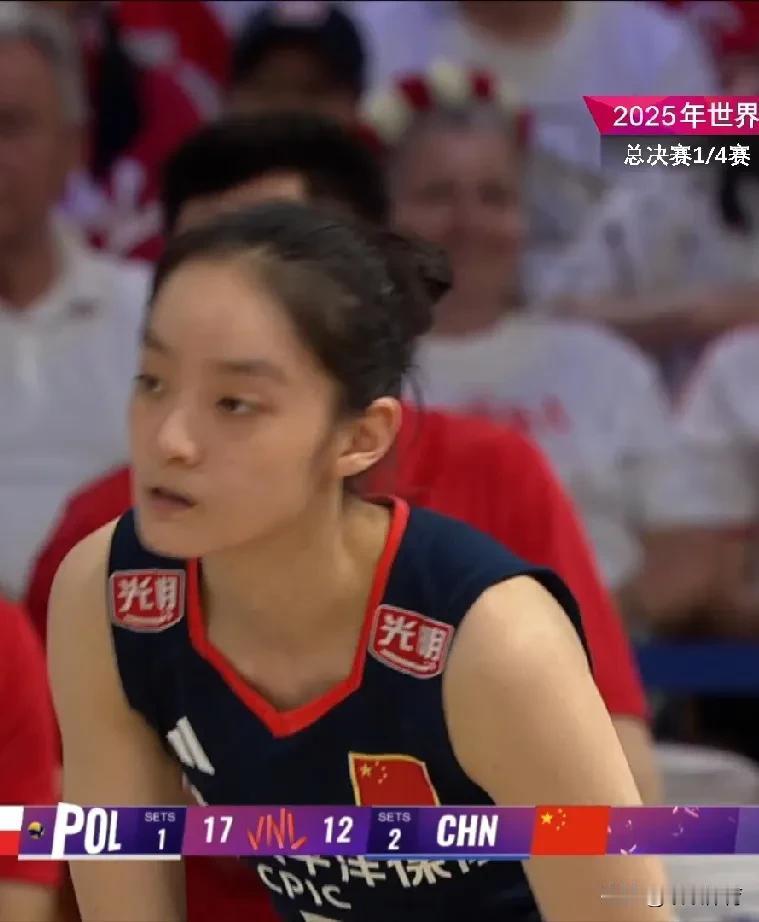 【中国女排与波兰将进行决胜局比赛】第四局，中国队在7-4领先的情况下被波兰逆转