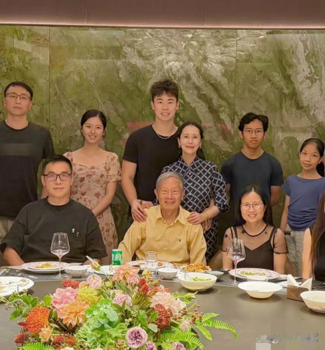 48岁海清带19岁儿子和长辈们一起聚餐，她的打扮老气，脸部素颜，脸色看起来好憔悴