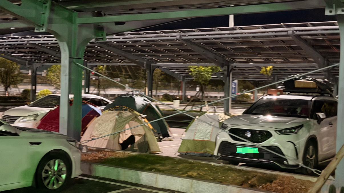 贵州贵北高速的新服务区环境很好停车位置超级充裕，车位很宽敞舒服充电桩都是超充