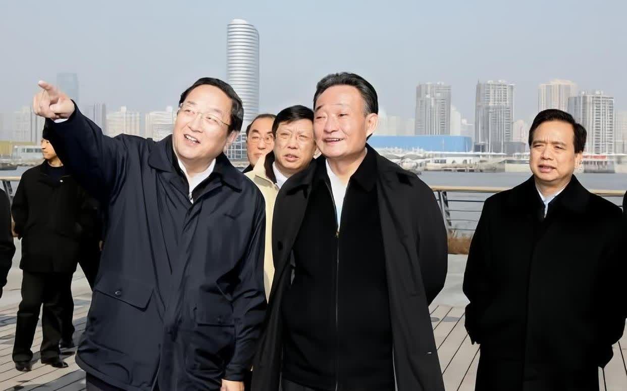 吴邦国担任委员长期间，很关心东风汽车的发展。东风汽车总部最初在十堰，当时是从三线