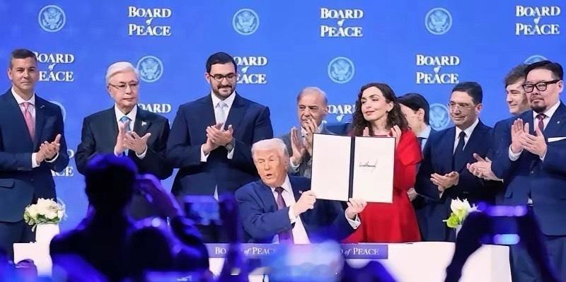 美国就拉来18个国家？白宫这回真是把凑数玩明白了。达沃斯论坛刚签完字，名单出来了