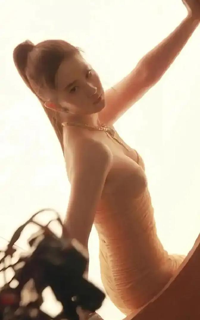 VOGUE20周年大合影，她站C位镜头扫过，迪丽热巴靠边，杨幂退半步，只有