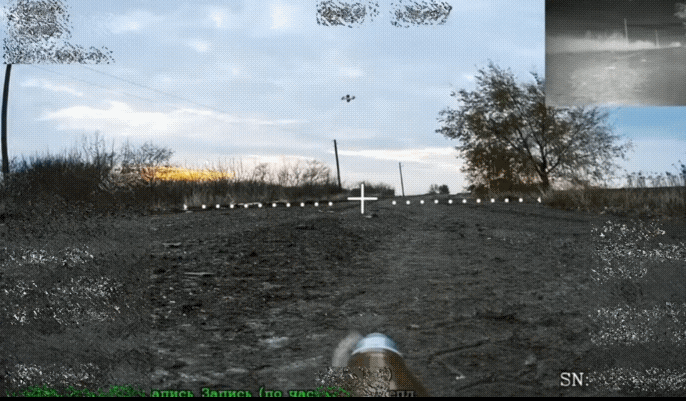 俄军一架光纤无人机在守株待兔，等待乌军车辆时，被乌军的无人机发现！乌军的无人机准