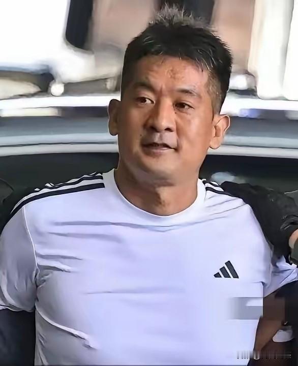 佘智江体格是很强悍的，通过照片能够感受到，这个的身体素质特别好，眼神特别犀利，面