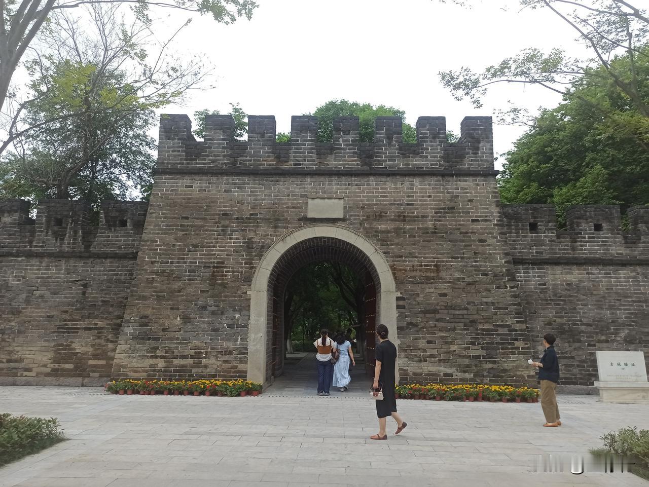 徐州快哉亭南城门重新开放，引起市民关注，就该城门城墙是古迹遗留还是仿古重建，引发