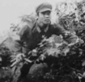 1939年春，河北灵寿县的山路上，两个日军侦察兵哼着小调、挎着三八式步枪，大摇大