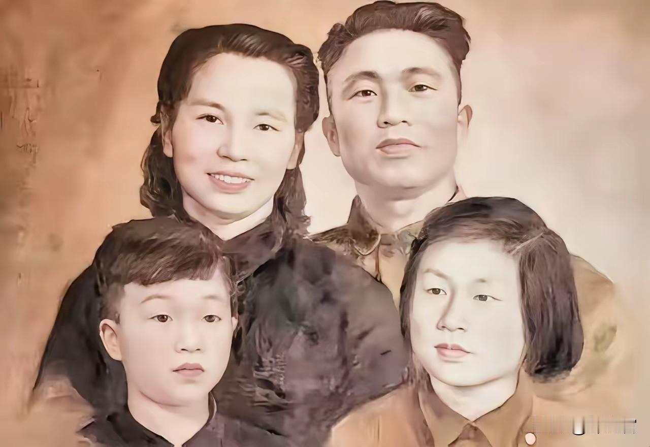 朱枫牺牲后，丈夫朱晓光的世界彻底塌了。妻子的遗体远在海峡对岸，连最后一面都没能见