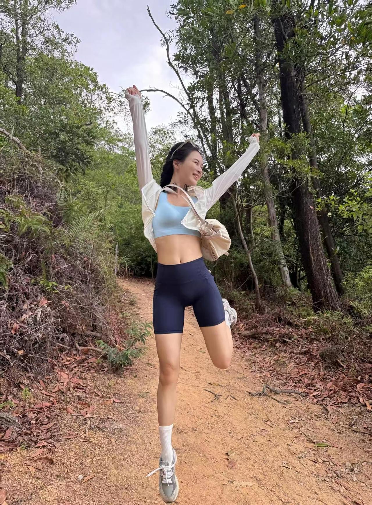 城市微户外也太快乐了不用奔赴远方，在城市近郊的林间小路走走，就足够治愈～