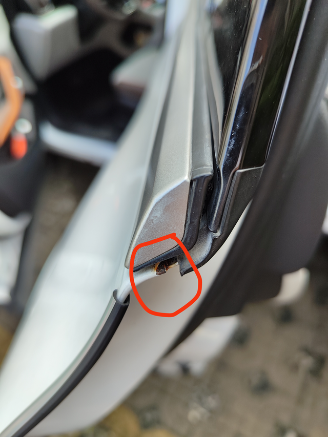 比亚迪车真的会生锈最新问题，最近车门四个全生锈了，目前正在处理中，方案是更换所